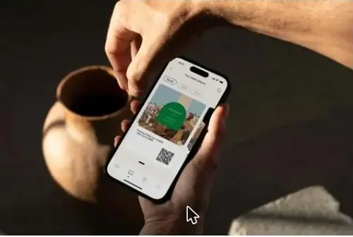 Nusuk resmî sitesinden telefon ekranında QR kodlu izin görüntüsü
