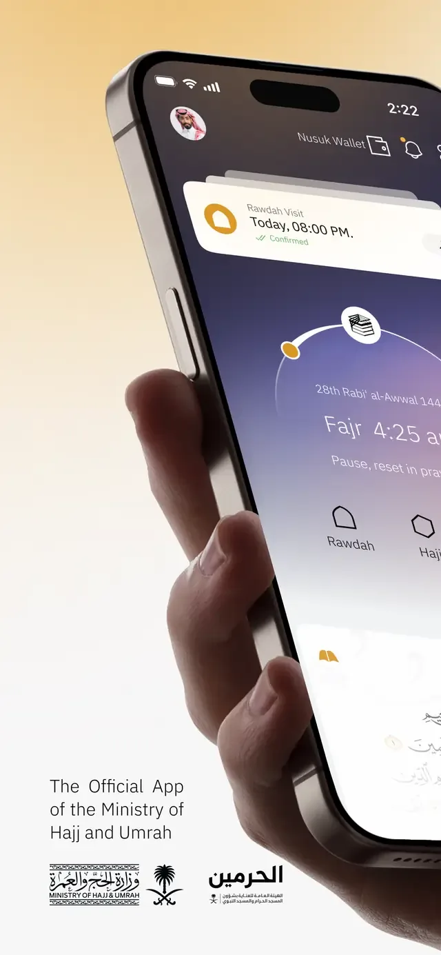Nusuk uygulamasının App Store tanıtım görseli: elde telefon, ekranda Ravza ziyareti ve umre kısayolları